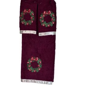 Trim A Home Christmas Presents Red Bathroom Towel Set 3 pieces Wreath design Cot